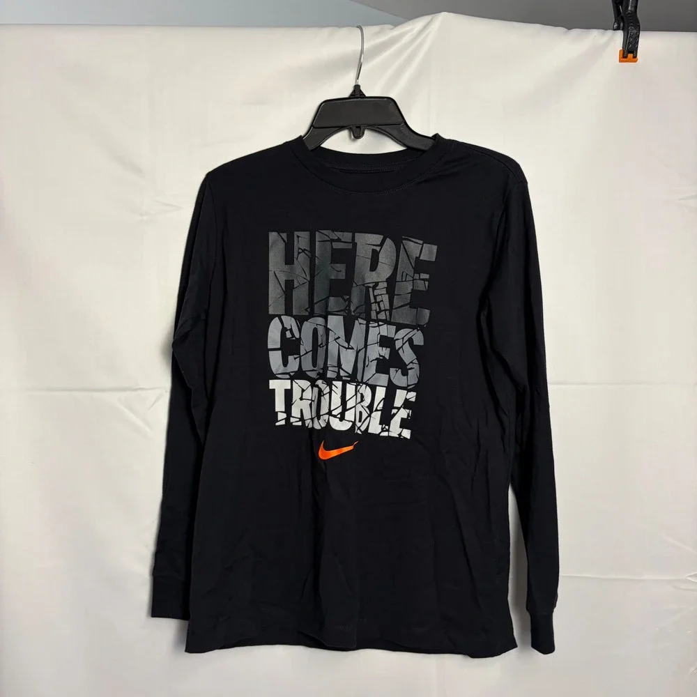 Nike Boys XL Black Here Comes Trouble Long Sleeve Graphic T-Shirt 636897-00A